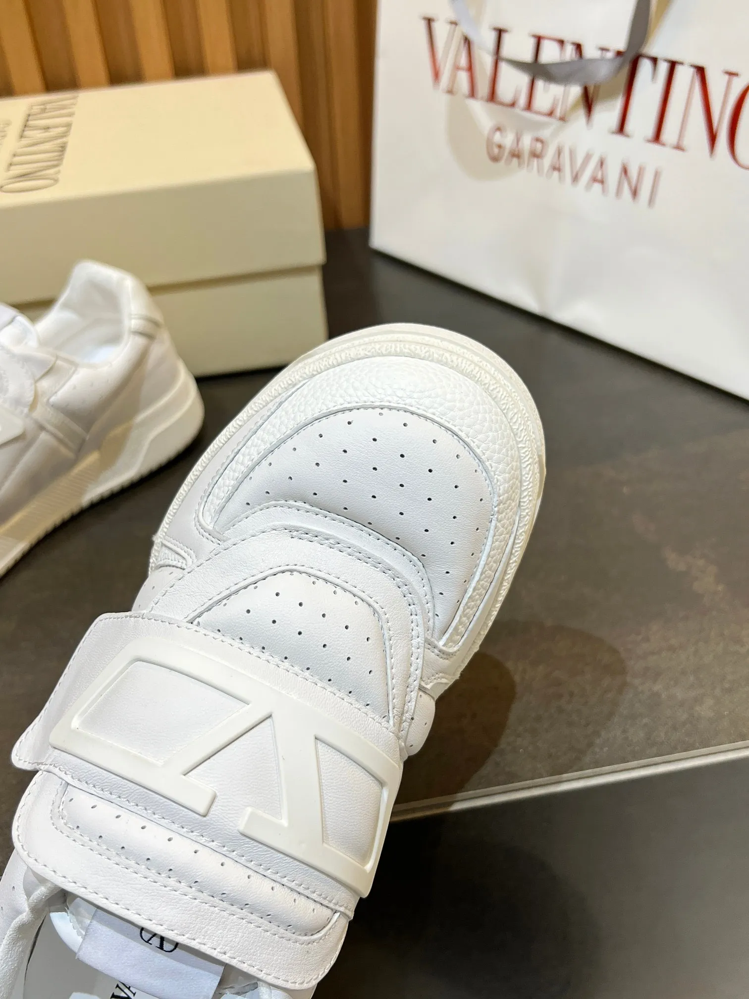 Men's men's shoes 💰760 VLTN Valentin 𝑶𝒏𝒆𝑺𝒕𝒖𝒅 Couple's sneaker series Valentino 2025 new couple's sneakers are on sale. The original ZP purchased and disassembled. Repeated pattern making and modification. The strength must be restored one to one! Top luxury masterpiece Velcro design Soft and comfortable imported calfskin 🧧brings excellent and elegant texture and excellent on-foot comfort Top purchasing version upper: imported calfskin surface/original oil edge craftsmanship Inner: water-dyed cowhide lining Outsole: original development 𝐓𝐏𝐔 two-color combination outsole Packaging: original configuration complete package Code number: 35-46 (45 46 customized)